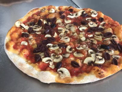 Pizza pe vatra cu sunca
